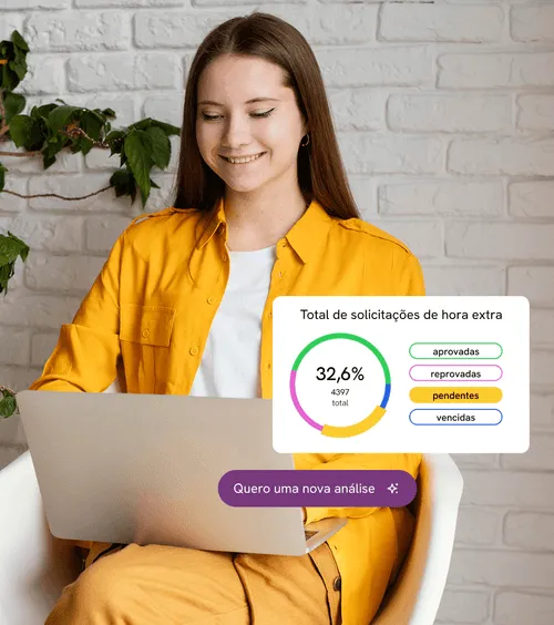 Mulher usando laptop com gráfico de solicitações de hora extra na tela.