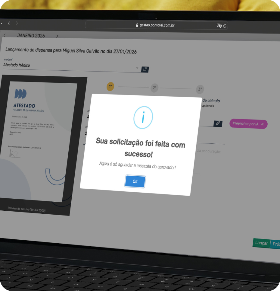 Notebook mostrando a tela de solicitação e aprovação de ausências do sistema Pontotel