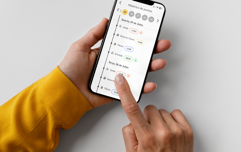 Colaborador registrando o ponto pelo celular