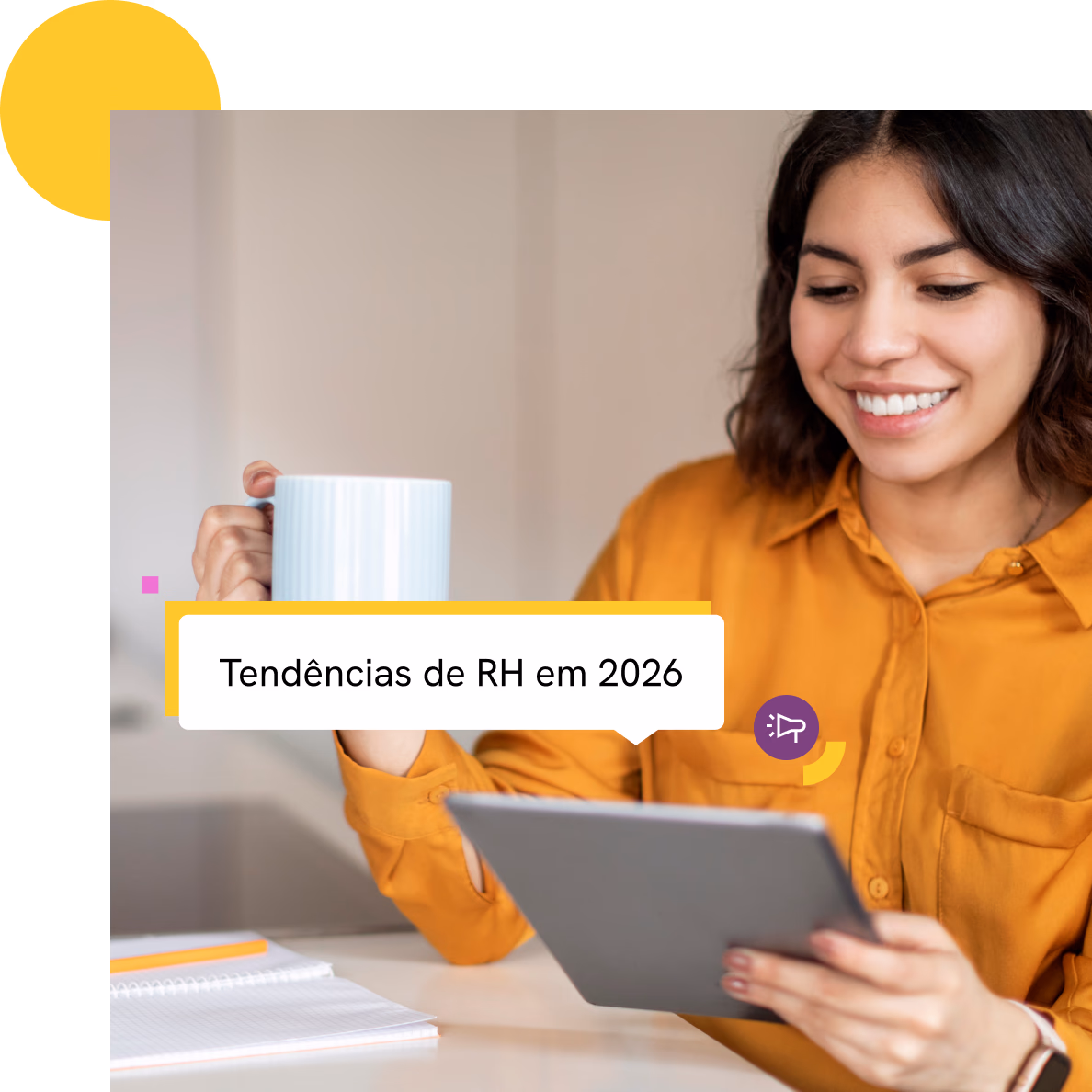 Mulher sorrindo segurando um tablet com a mensagem "Tendências de RH em 2026"