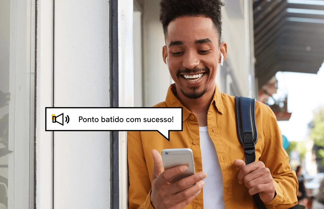 Homem sorrindo segurando um celular com a mensagem "ponto batido com sucesso"