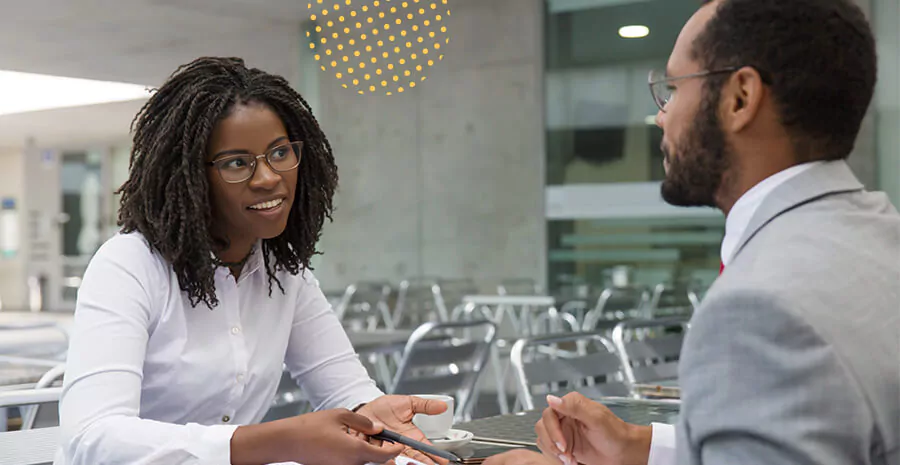 imagem de duas pessoas conversando, representando comprovante de escolaridade