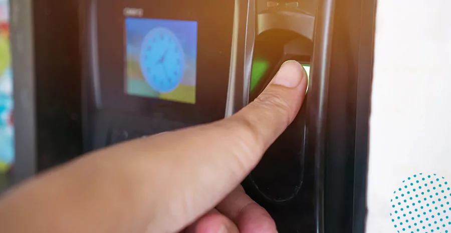 imagem de uma pessoa marcando ponto em um sistema eletrônico com digital