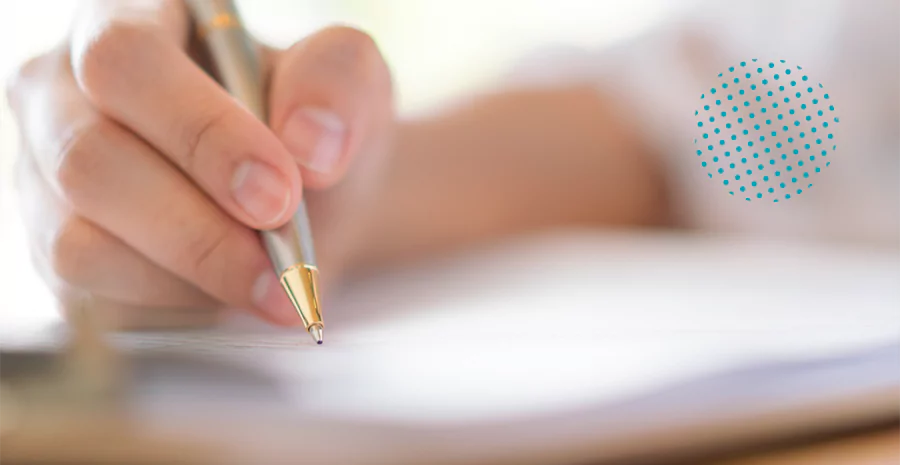 Pessoas escrevendo em um caderno