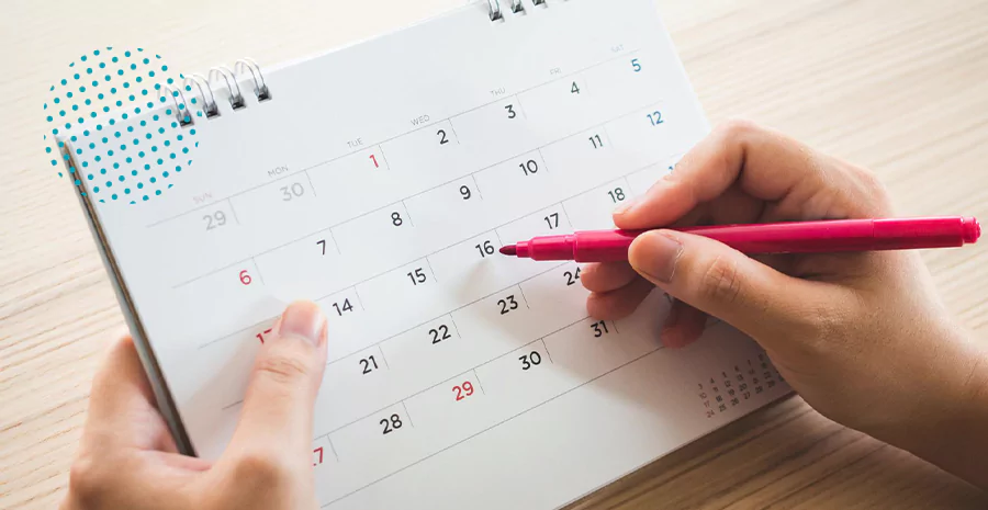 Pessoa anotando em um calendário