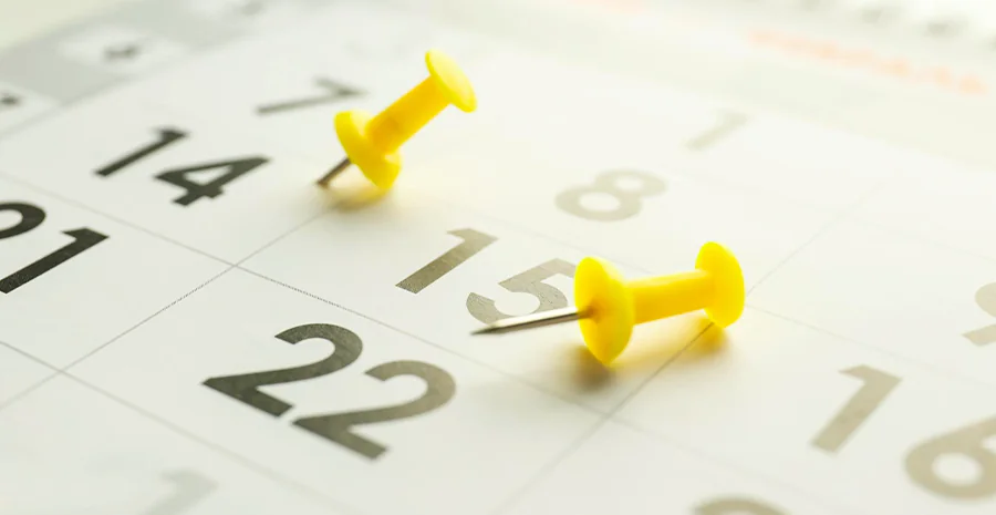 PINs em cima de um calendário