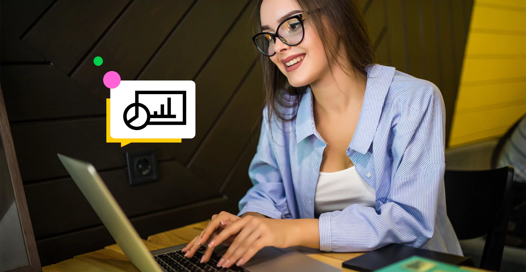 Mulher utilizando um computador